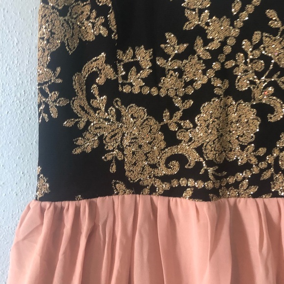 Boutique | Taupe dress with black and gold details - Picture 2 of 6